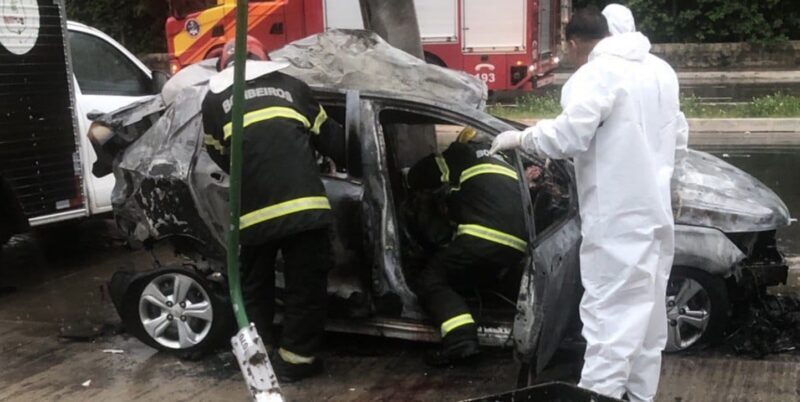 V Deo Motorista Morre Carbonizado Ap S Carro Bater Em Poste Em Manaus