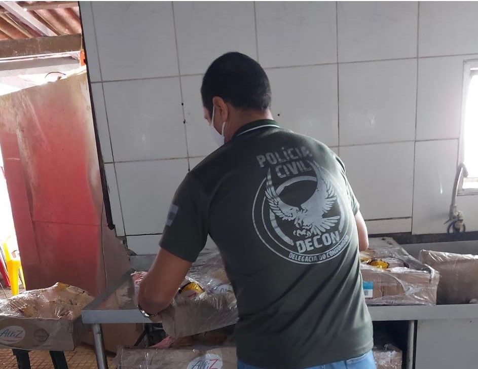 Toneladas de alimentos impróprios para consumo apreendidos pela PC-AM na zona Sul de Manaus