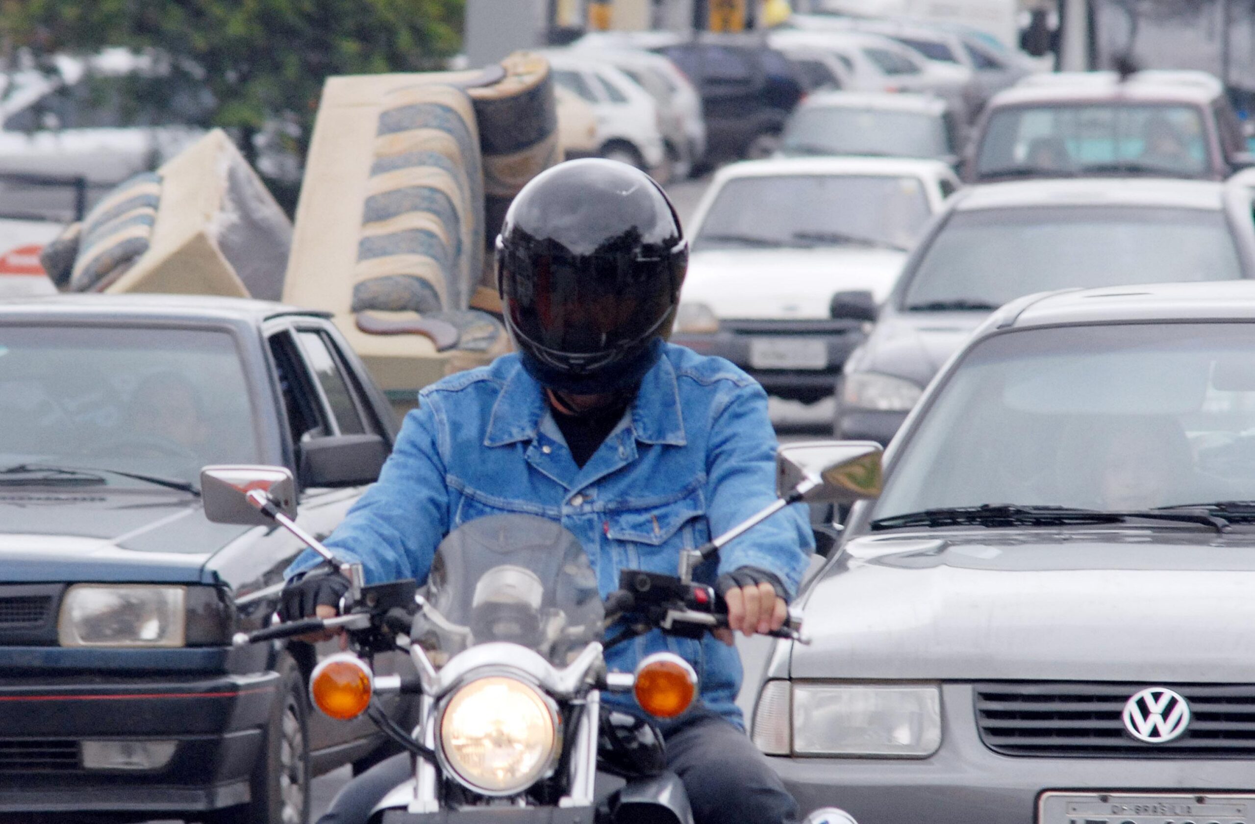 Proposta torna obrigatório dispositivo sonoro em motos indicando que a seta está ligada
