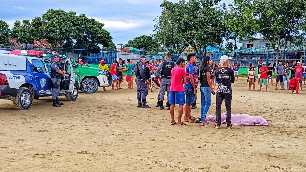 Assista: Homem morre e outras pessoas ficam feridas durante tiroteio em  campo de futebol na zona Leste de Manaus