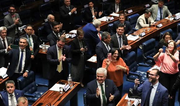 PEC que limite decisões do STF é aprovada no Senado