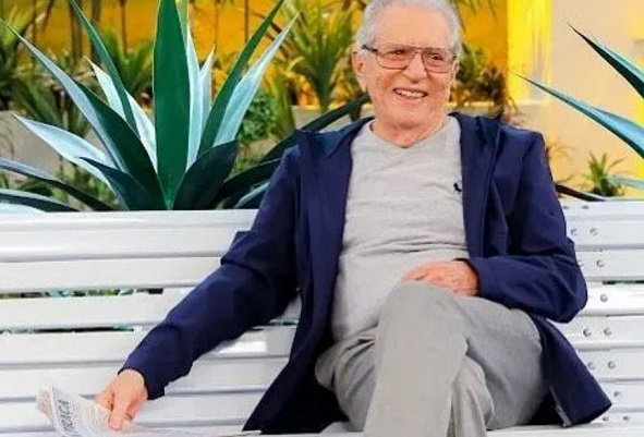 Carlos Alberto de Nóbrega é internado após bater a cabeça em casa