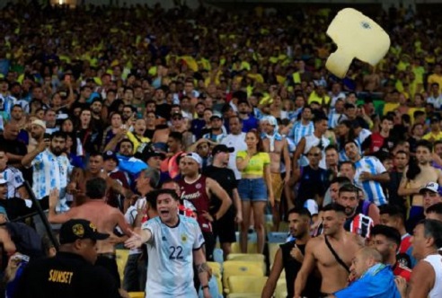 Pancadaria entre torcedores atrasa início da partida entre Brasil