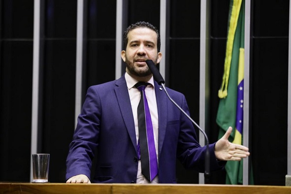 Nikolas Ferreira diz que PL vai pedir cassação de Janones por rachadinha