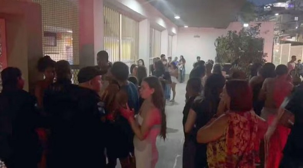 Confusão de pais na saída de escola termina na delegacia