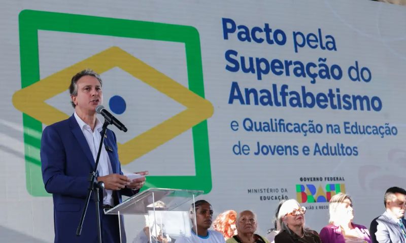 Governo lança iniciativa para alfabetizar brasileiros com mais de 15 anos