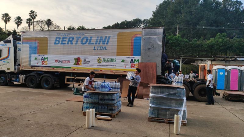 Carretas com ajuda humanitária do AM chegam ao Rio Grande do Sul