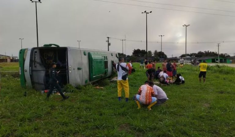 Ônibus de quadrilha junina tomba e deixa mais de 40 feridos na BR-174
