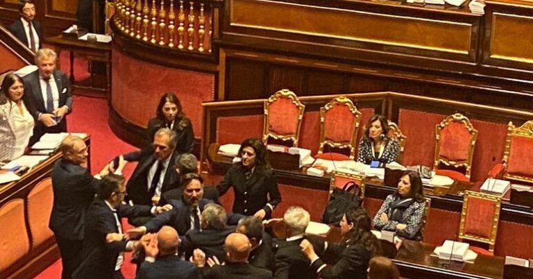 Políticos protagonizam briga generalizada em parlamento italiano