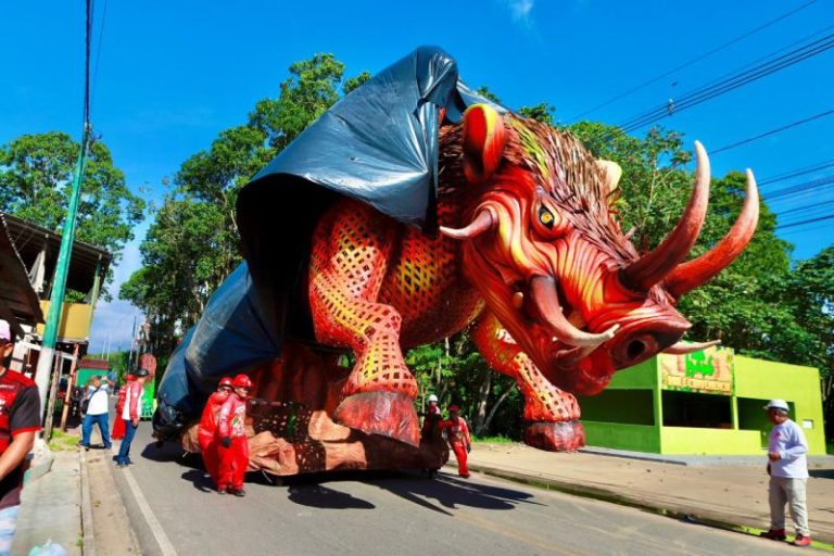 Boi Garantido começa translado de alegorias para o Bumbódromo