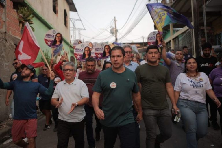 Marcelo Ramos realiza caminhada na zona Leste de Manaus