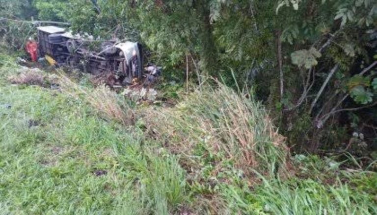 Acidente com ônibus deixa quatro mortos e 23 feridos na Bahia