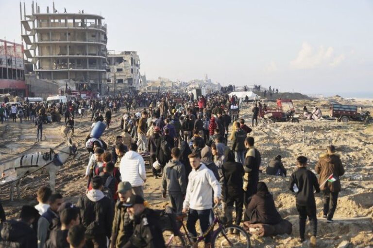 Ataque aéreo israelense atinge acampamento em Gaza e deixa dez mortos
