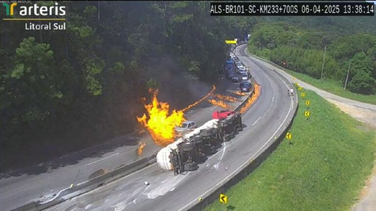 VÍDEOS: Acidente com caminhão-tanque causa explosão na BR-101 em SC