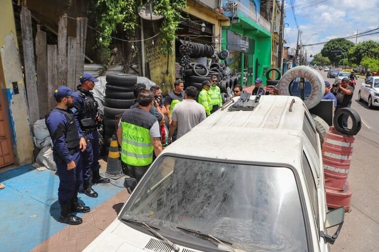 Operação “Sucata” retira carros abandonados na zona Oeste de Manaus