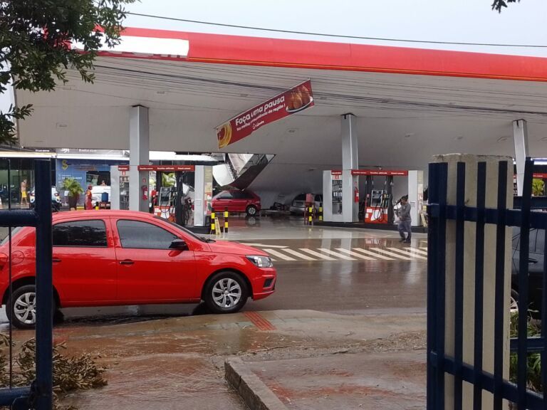 VÍDEO: Temporal derruba estrutura de posto de combustível no AM