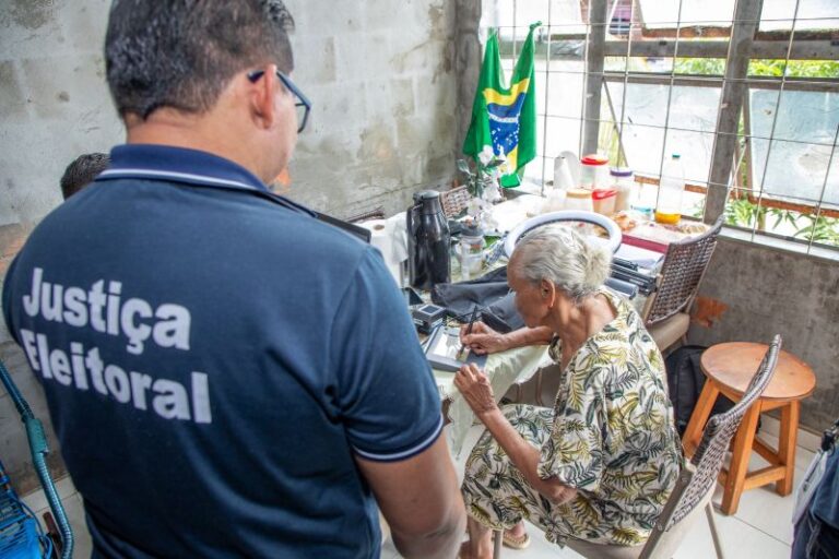 TRE-AM promove cidadania com atendimento eleitoral domiciliar