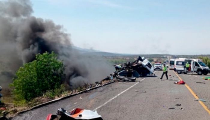 Acidente grave em rodovia no México deixa 21 mortos