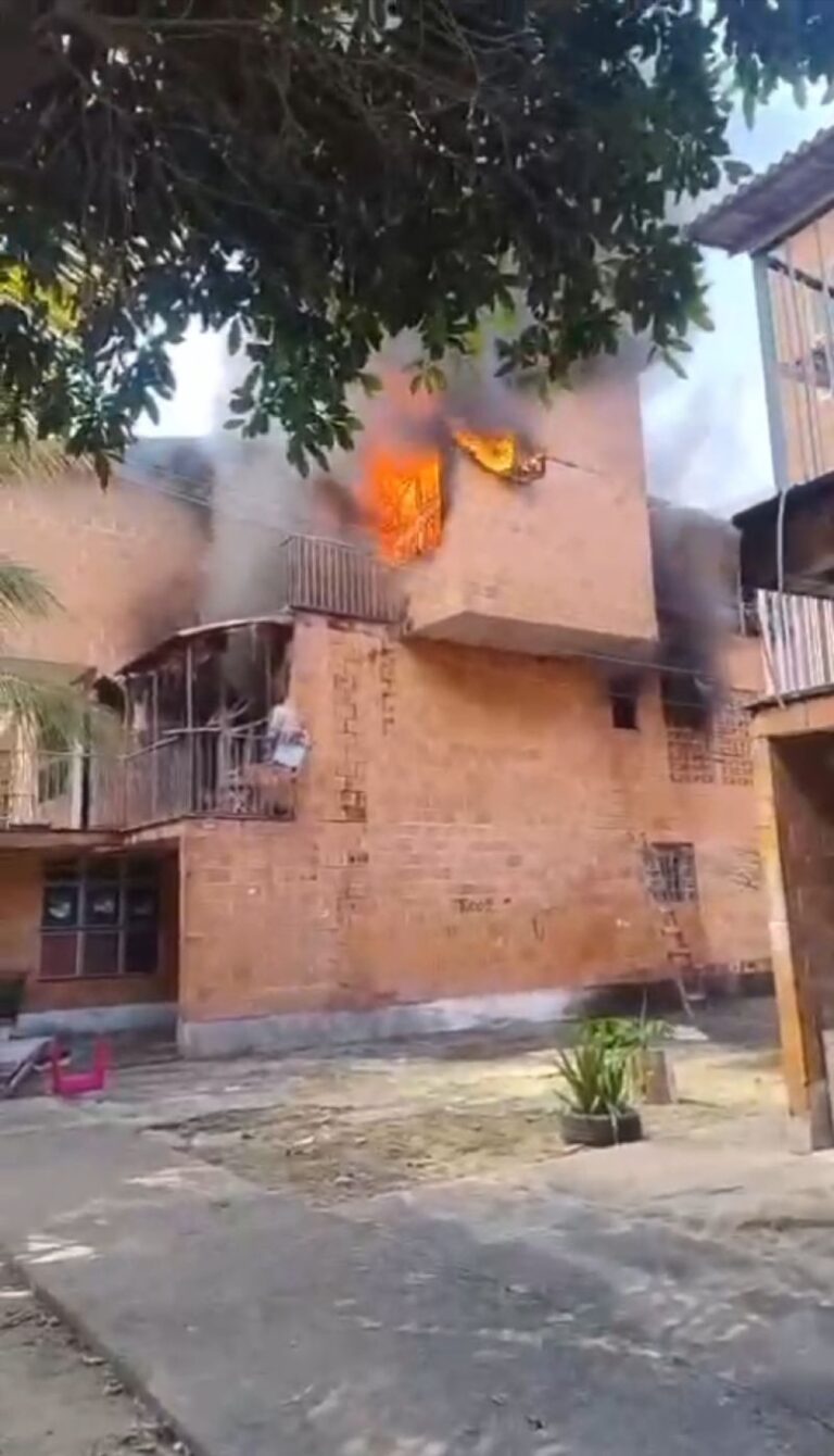 VÍDEOS: Incêndio em apartamento do Prosamim deixa oito feridos