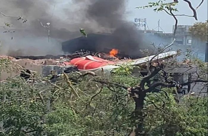 Sobrevivente é encontrado após queda de avião na Índia