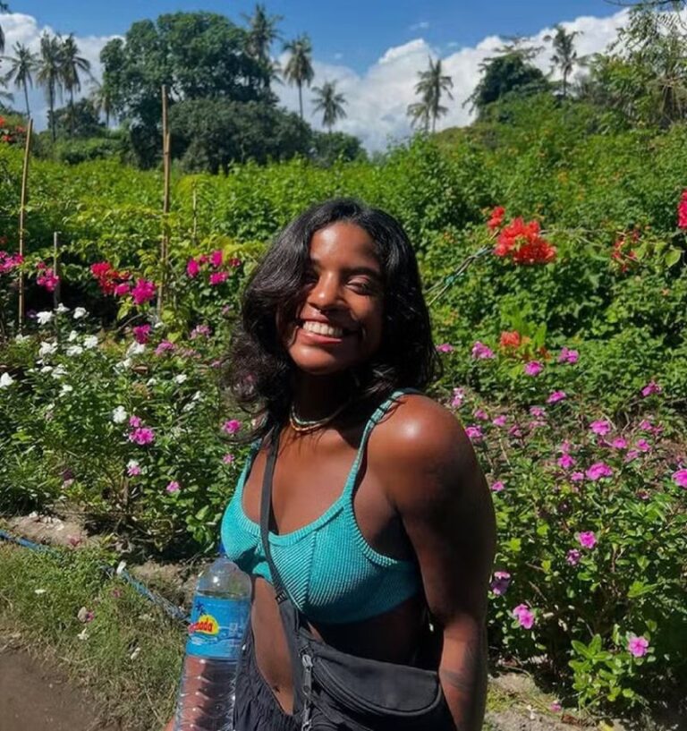 Brasileira que caiu em vulcão na Indonésia é encontrada morta