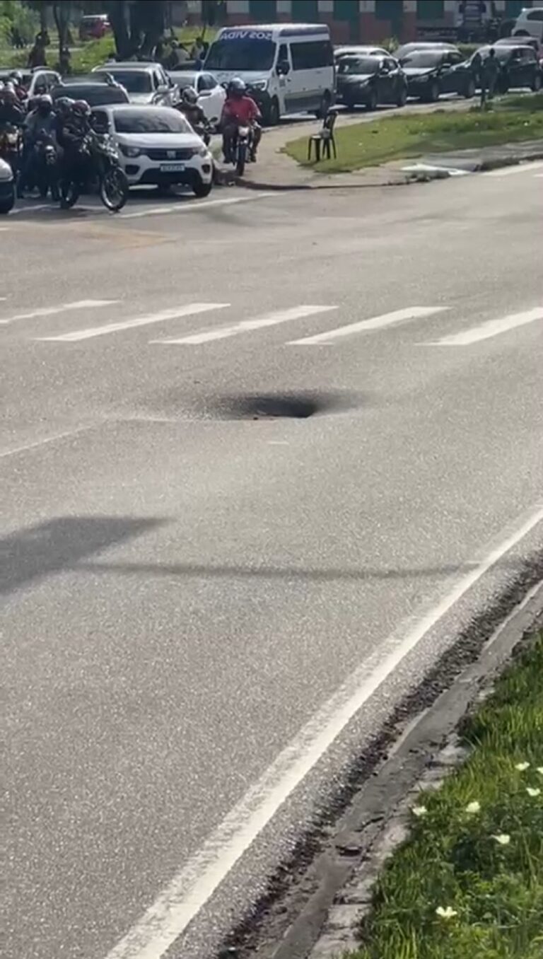 VÍDEO: Buracos transformam vias em armadilhas para motociclistas de Manaus