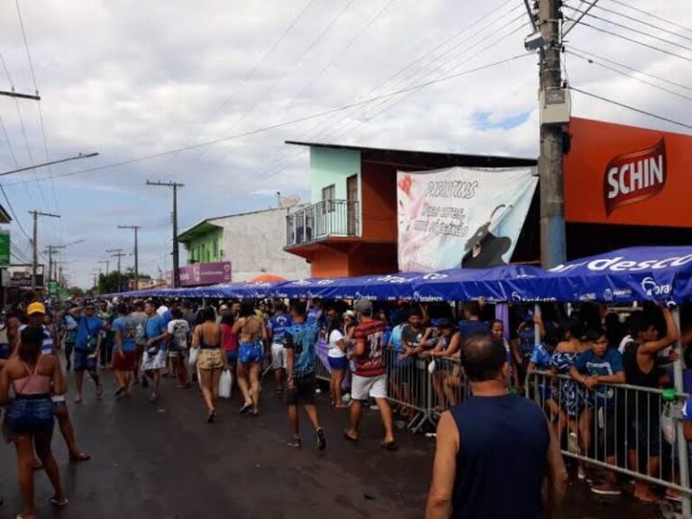 Parintins aperta o cerco e proíbe ‘donos’ de fila no Bumbódromo