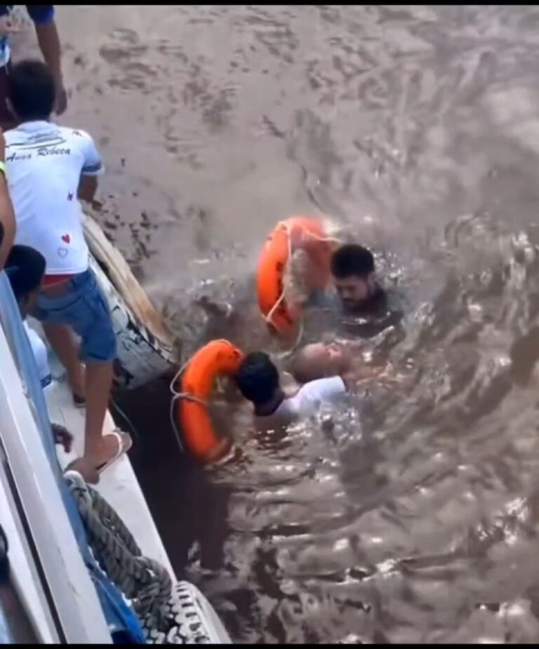 VÍDEO: Homem pula de barco em movimento a caminho de Parintins