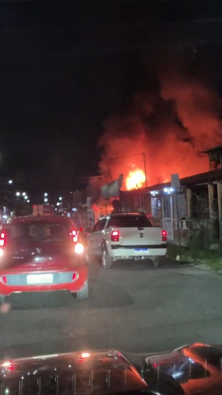 VÍDEO: Incêndio destrói casa em Manaus e mobiliza resgate de família