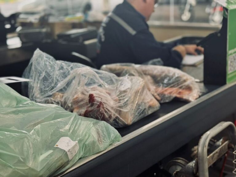 Perigo no Prato: Procon-AM autua estabelecimento com alimentos impróprios