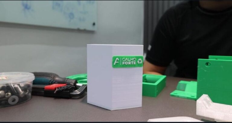 Projeto Galho Forte reaproveita lixo dos igarapés e cria objetos com tecnologia 3D